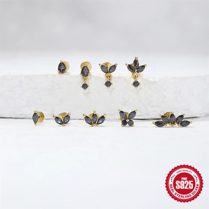 S925 sterling zilveren gouden oorknopjes met regenboogstenen op wit marmeren voet