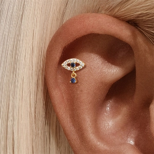 Detailansicht eines goldenen Evil Eye Helix-Ohrrings mit blauen Steinen und Diamanten