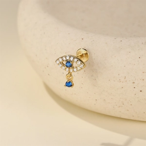 Makroaufnahme von S925 Silber Evil Eye Ohrring in Gold mit blauem Saphir und Diamanten
