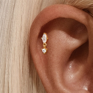 Nahaufnahme von Helix-Piercing aus S925 Sterlingsilber mit Marquise- und Rundkristallen