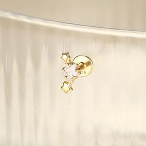 Makroansicht des goldenen S925 Sterlingsilber-Ohrrings mit Zirkonia und 925-Stempelung