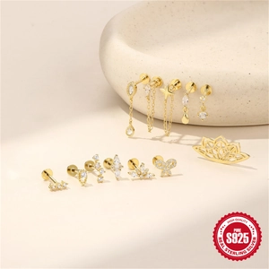 S925 Silber Piercing-Set in Gold mit Lotus und Quasten in einer beigen Keramikschale