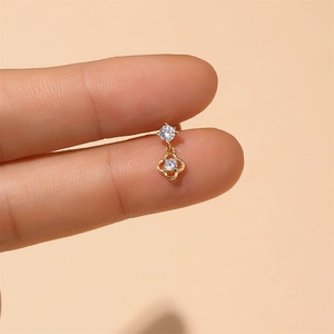 Nahaufnahme von S925 Silber-Ohrstecker in Gold mit Opal- und Kleeblatt-Design