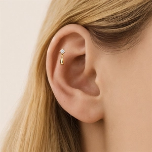 Detail von s925 Silber Gold Schmetterling Opal Ohropfosten am Ohrknochen getragen