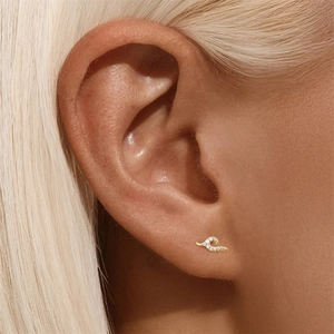 Detail of s925 silver wave cartilage stud earring with gold plating and zircon inlay