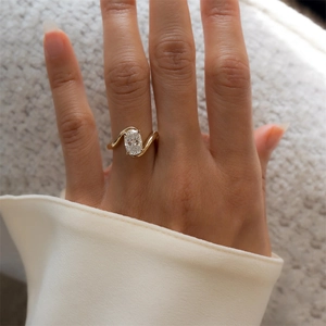 Detailed close-up of a pear-shaped zircon inlaid in a 925 silver bypass gold ring
