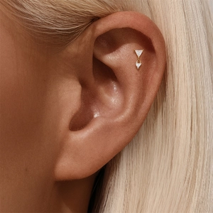 Detailansicht des s925 Silber Gold Schmetterling Knorpelpiercings mit klaren Zirkonia