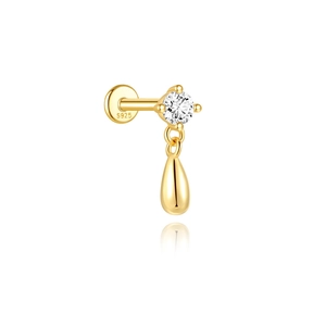 Makroaufnahme von 16G Gold S925 Silber Ohring mit CZ Stein und Metall Tropfenanhänger