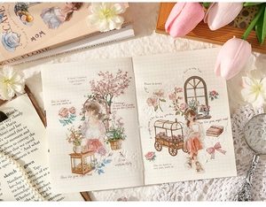 Vue détaillée de stickers PET vintage appliqués dans un carnet de scrapbooking