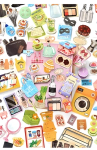 Vista superior de pegatinas creativas de estilo coreano con motivos de comida y maquillaje para scrapbooking