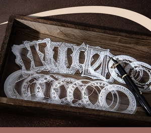 Detail van vintage witte kaderstickers voor scrapbooking op een rustieke houten achtergrond