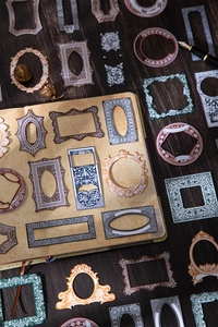 Macro-opname van vintage decoratieve stickerframes voor DIY scrapbooking op een schrift