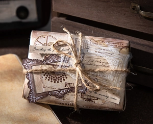 Macro-opname van vintage scrapbooking materiaal met kant, touw en retro-stijl stickers