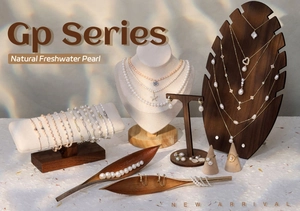 Colección de collares y pendientes de perlas de agua dulce en elegantes soportes de madera