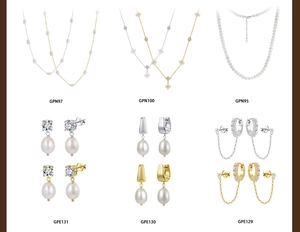 Colección de collares y pendientes de perlas con acabados en plata y oro fino
