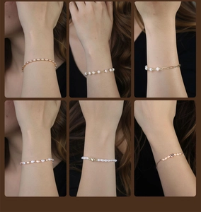 Detalle de seis pulseras de perlas con dijes de corazón dorados y eslabones metálicos