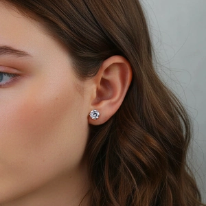 Pendientes clásicos de plata S925 y moissanita en modelo de mujer real