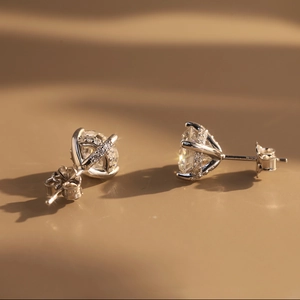 Pendientes de plata S925 con moissanita brillante y engaste de cuatro garras para mujer