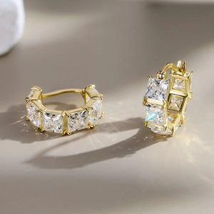 Pendientes de aro en plata S925 dorada con piedras moissanita corte princesa y sello S925