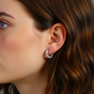 Elegantes pendientes de aro de plata S925 con hileras de moissanita en modelo femenina