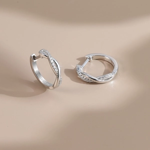 Möbius-Creolen aus S925 Sterlingsilber mit Moissanit-Besatz im gedrehten Design