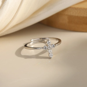 Bague ajustable en argent avec motif croix et six pierres en moissanite sur de la soie