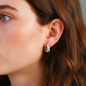 Elegantes pendientes de aro dorados con moissanita rectangular en una modelo