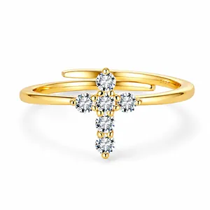 Gros plan sur la bague croix réglable en argent avec poinçon S925 et zircons brillants