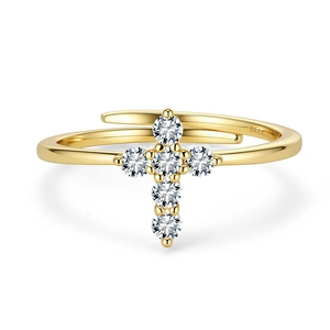 Détail macro d'une bague croix dorée avec poinçon S925 et micro-pavé de pierres blanches