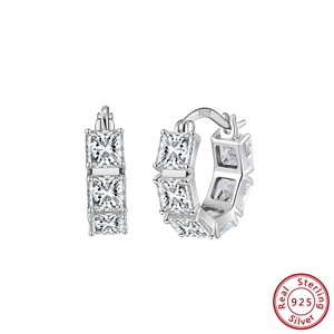 Detalle de pendientes de aro en plata S925 con piedras de moissanita cuadrada
