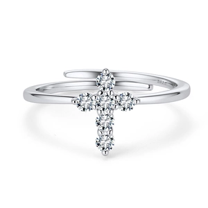 Gros plan sur la bague réglable en argent 925 avec croix sertie de zircons