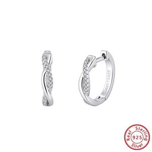 Makro-Detail von S925 Sterling Silber Mobius-Ohrringen mit 0,065ct Pavé-Moissanit-Besatz