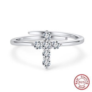 Détail macro du poinçon en argent massif S925 et croix en Moissanite sur bague ajustable