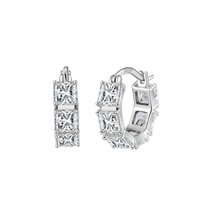 Pendientes de aro en plata S925 con piedras de moissanita cuadrada sobre fondo blanco