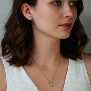 Elegante collana con ciondolo in moissanite dorata e orecchini a lobo coordinati