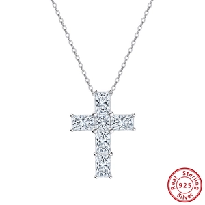 Λεπτομέρεια macro από ορθογώνιες πέτρες moissanite σε σταυρό από ασήμι 925 για το λαιμό