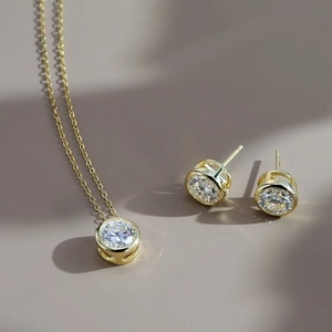Elegante set in argento 925 placcato oro con ciondolo in moissanite e orecchini a lobo