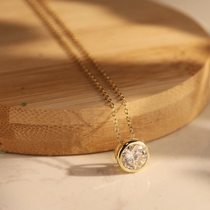 Elegante collana con ciondolo in moissanite dorata e pietra rotonda su catena sottile