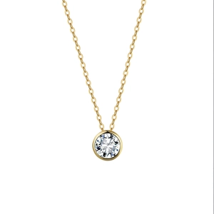 Dettaglio macro di una collana in oro minimalista con pendente a cristallo rotondo
