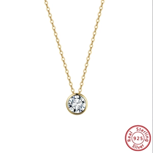 Dettaglio macro della collana con ciondolo in argento 925 dorato e moissanite tonda