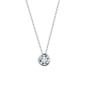Primo piano del ciondolo moissanite con castone su una sottile catena in argento