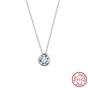 Dettaglio macro di una collana in argento sterling 925 con pietra moissanite a taglio brillante