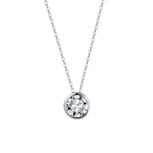 Dettaglio di un ciondolo in moissanite rotondo con castone su una sottile catena a maglia