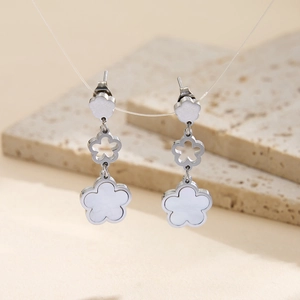 Elegante Ohrhänger aus Edelstahl mit dreistufigen Kleeblättern und Muscheleinlage