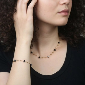 Elegantes Set aus goldener Titanstahl-Schmuckkette mit schwarzen Natursteinen für Damen