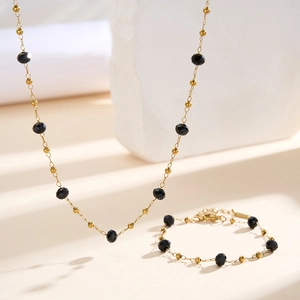 Minimalistisches Goldketten Schmuckset mit schwarzen facettierten Perlen, Kette und Armband