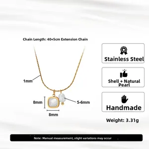Detail van de vierkante parelmoeren hanger en natuurlijke parel op een gouden stalen ketting