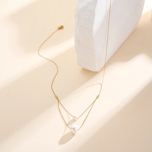 Elegante zweilagige Gold-Titan-Halskette mit zwei weißen Perlenanhängern