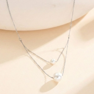 Doppellagige silberne Halskette mit zwei weißen Perlen in minimalistischem, elegantem Design
