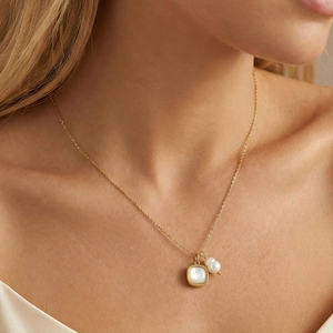Elegante gouden titanium ketting met parel en vierkante schelphanger voor dames